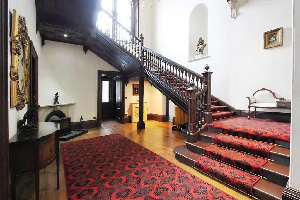 Property photo 3 of 18 Entrance Hallway