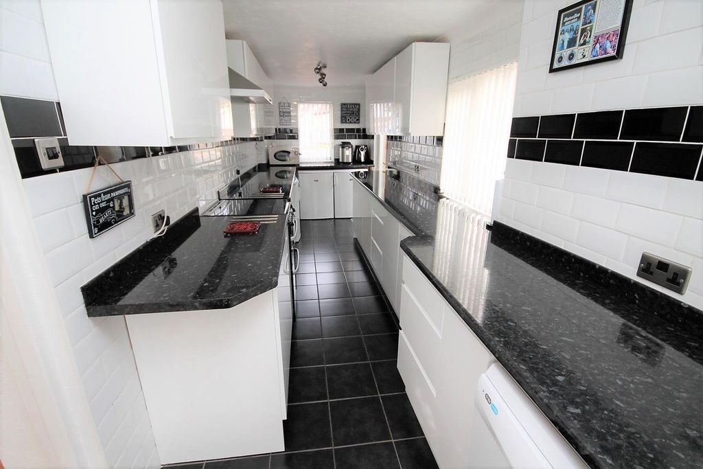 Property photo 3 of 11 Kitchen