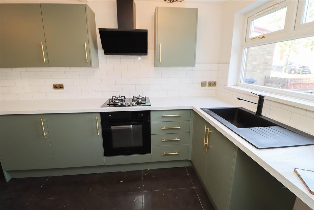Property photo 3 of 14 Kitchen