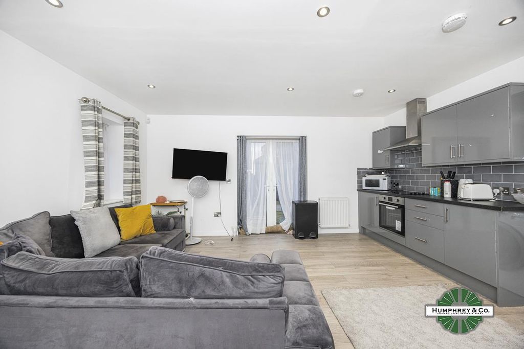 Property photo 2 of 8 4.Jpg