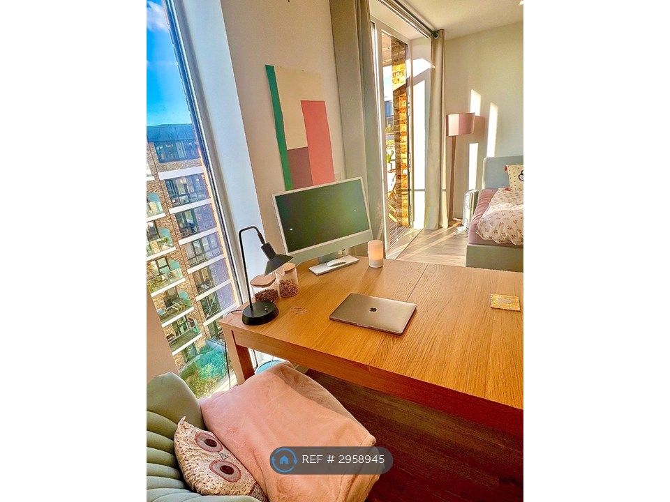 Property photo 3 of 12 Spacious Bright Studio Room