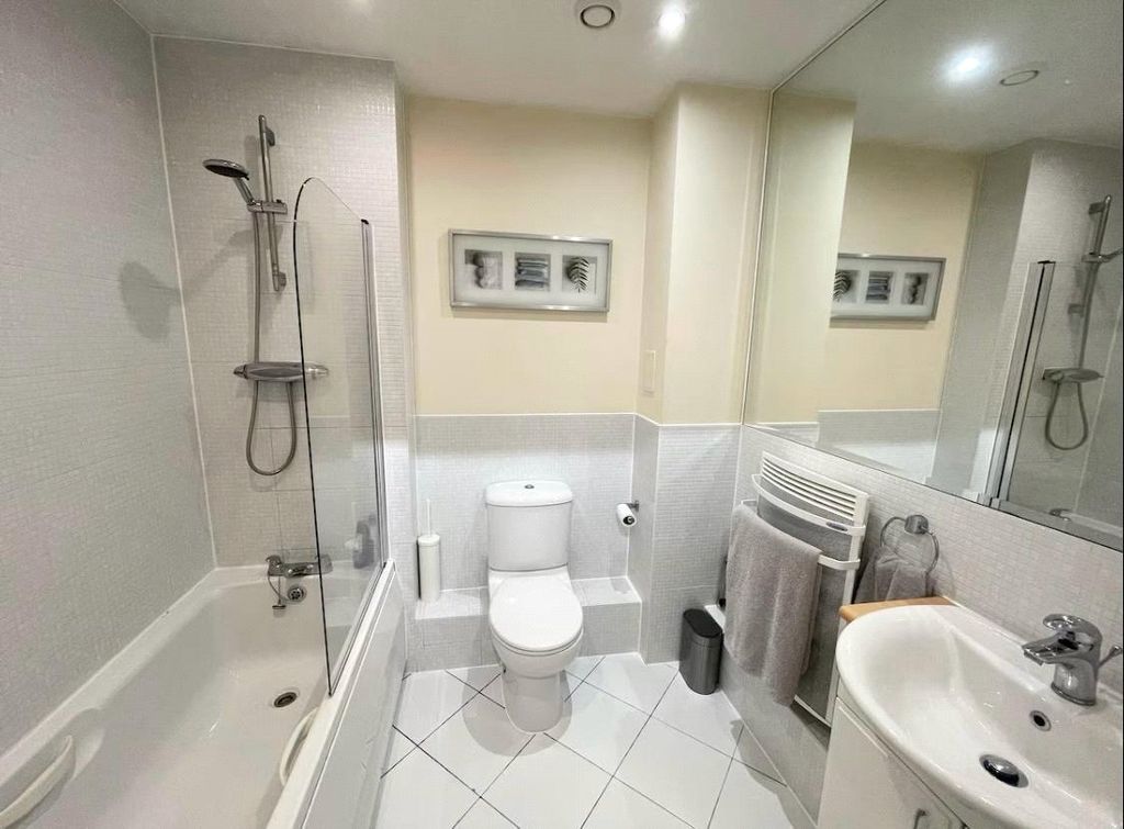 Property photo 3 of 17 Bathroom