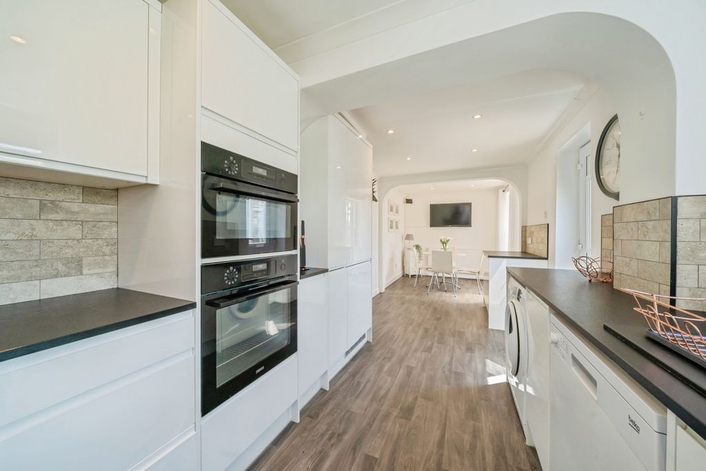 Property photo 3 of 17 Kitchen