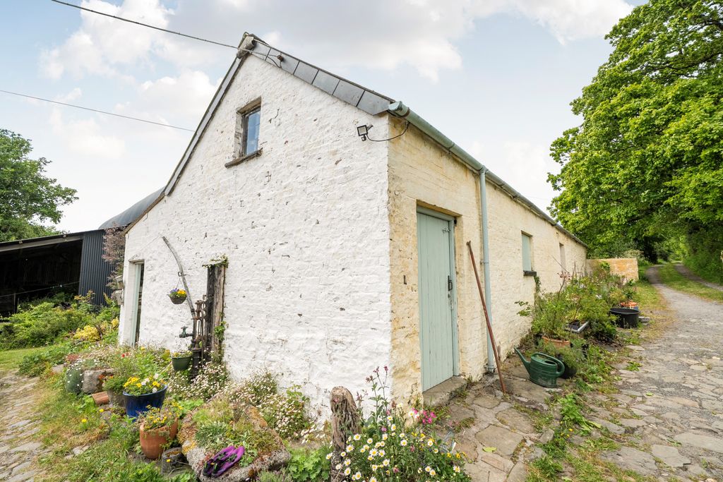Property photo 3 of 33