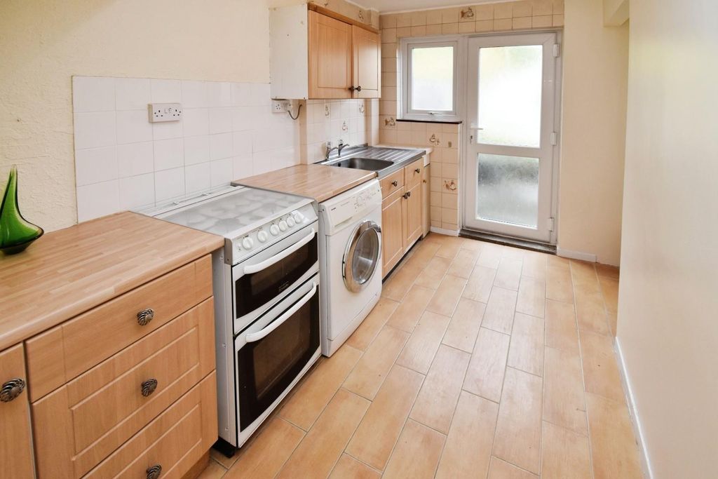 Property photo 2 of 14 Kitchen