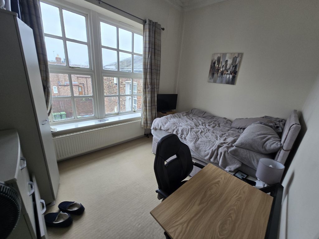 Property photo 3 of 8 R260129 048 - Flat 6 Hailgate House, Howden, Goole, North Humb (19).Jpg