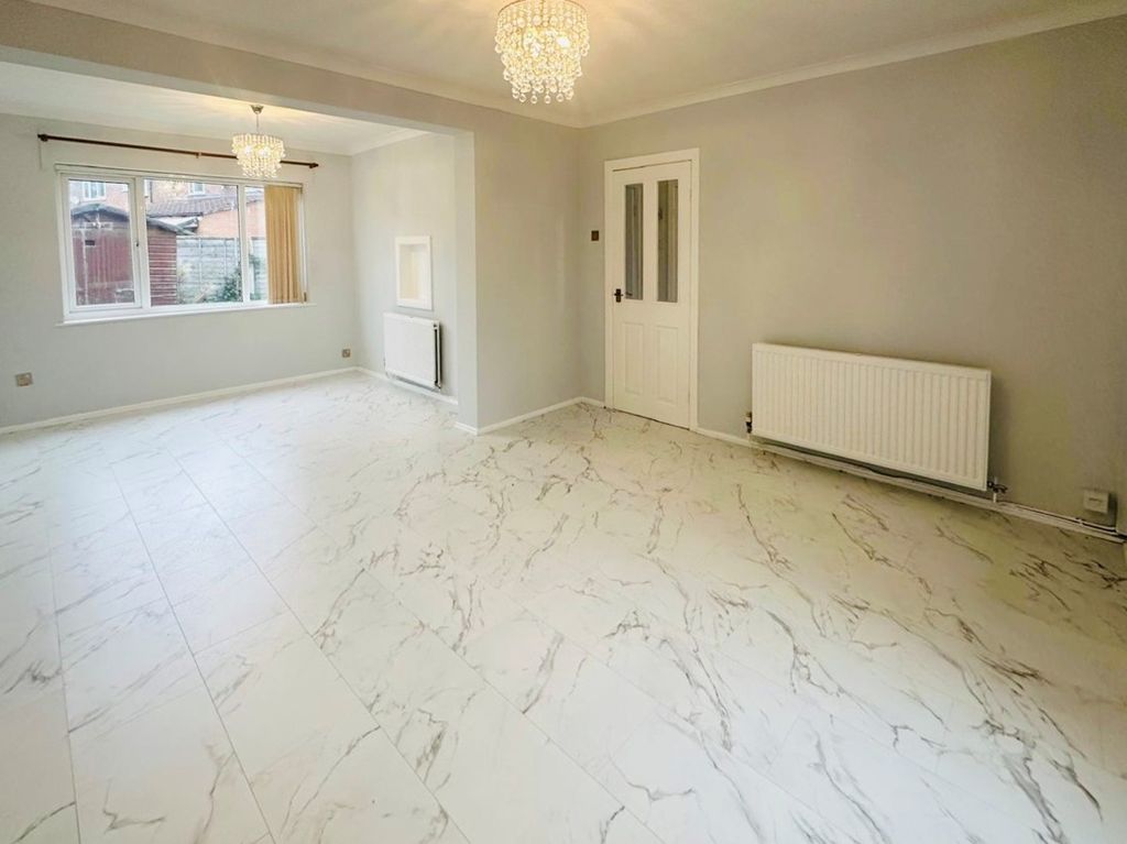 Property photo 2 of 11 Lounge Diningroom.