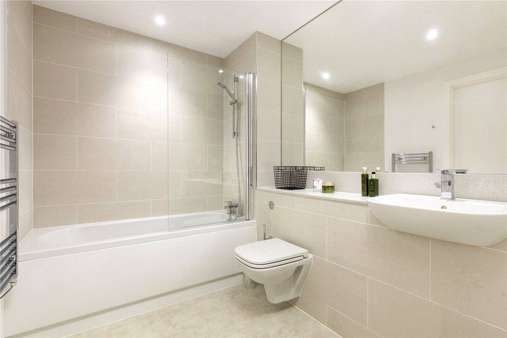 Property photo 3 of 9 Bathroom