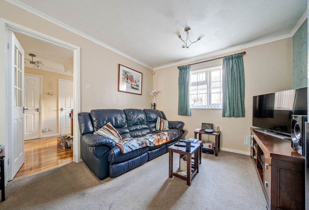 Property photo 2 of 9 1377295-12-690Dfa...