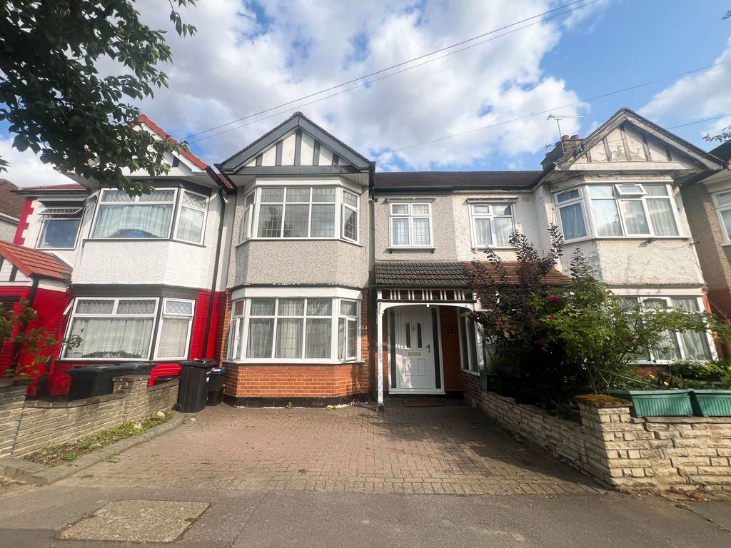 Property photo 1 of 12 Brockham Drive Ig2