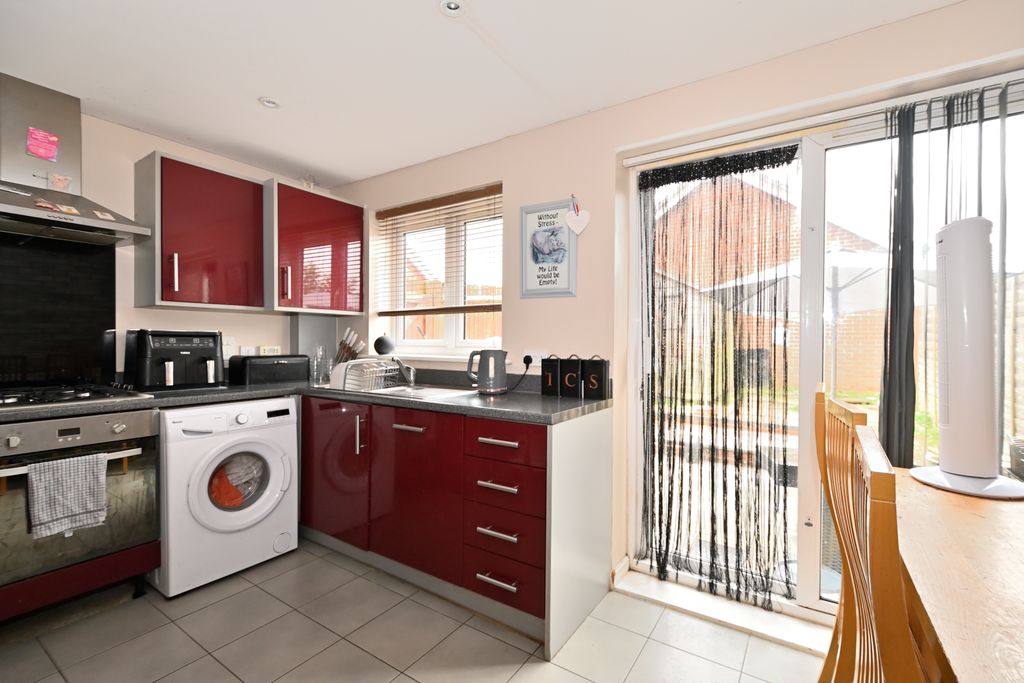 Property photo 3 of 8 Kitchen