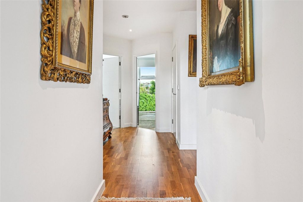 Property photo 3 of 12 Passage