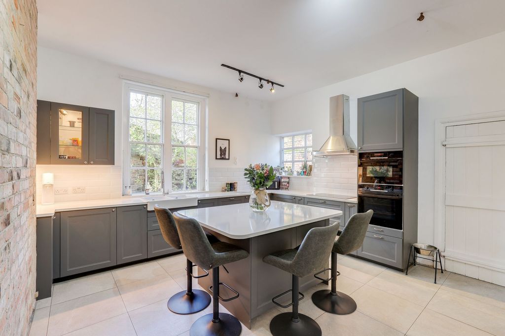 Property photo 3 of 44