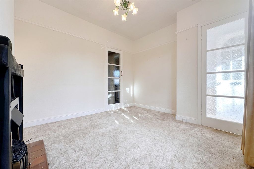 Property photo 2 of 18 Lounge