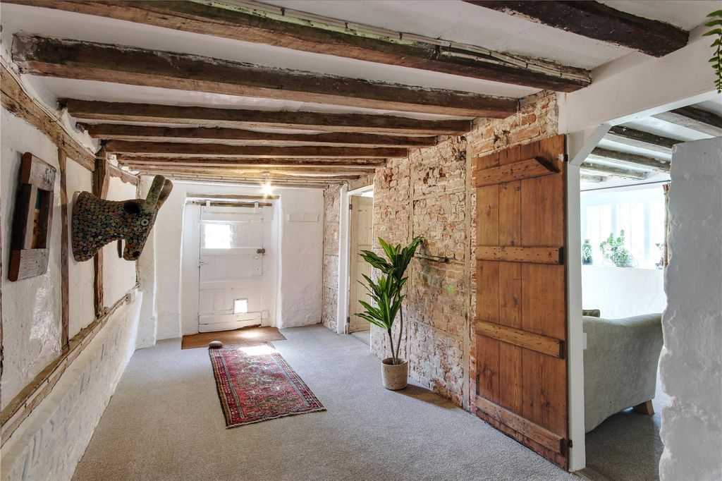 Property photo 2 of 10 Hall