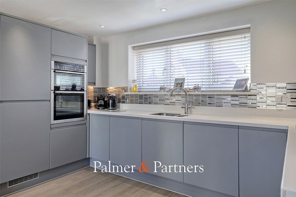 Property photo 3 of 34 Picture No. 25