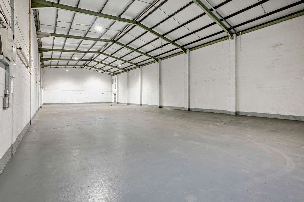 Property photo 3 of 22 8676130-Interior04-800