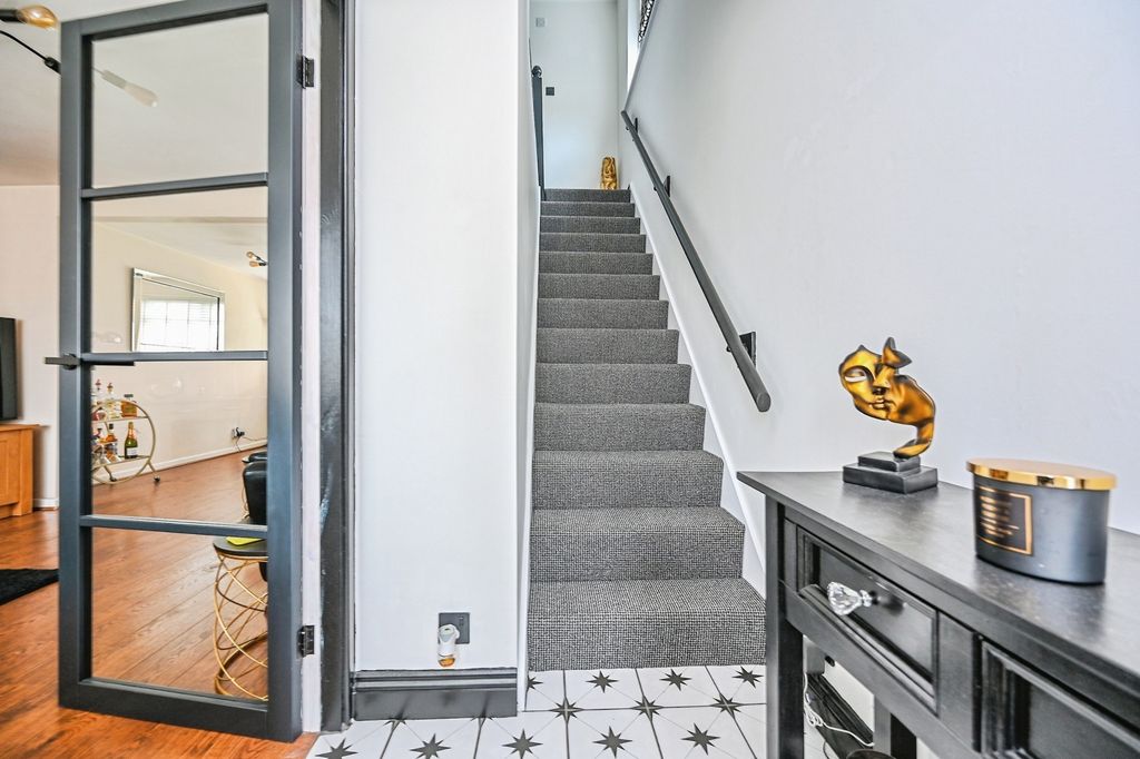 Property photo 2 of 17 Photo