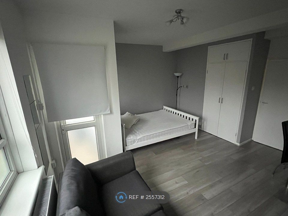 Property photo 1 of 8 Main Room