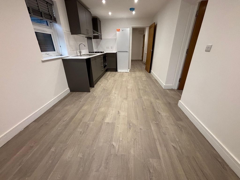 Property photo 2 of 7 Kitchen