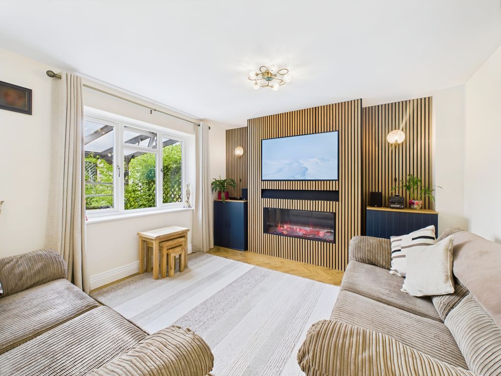 Property photo 3 of 24 Lounge-