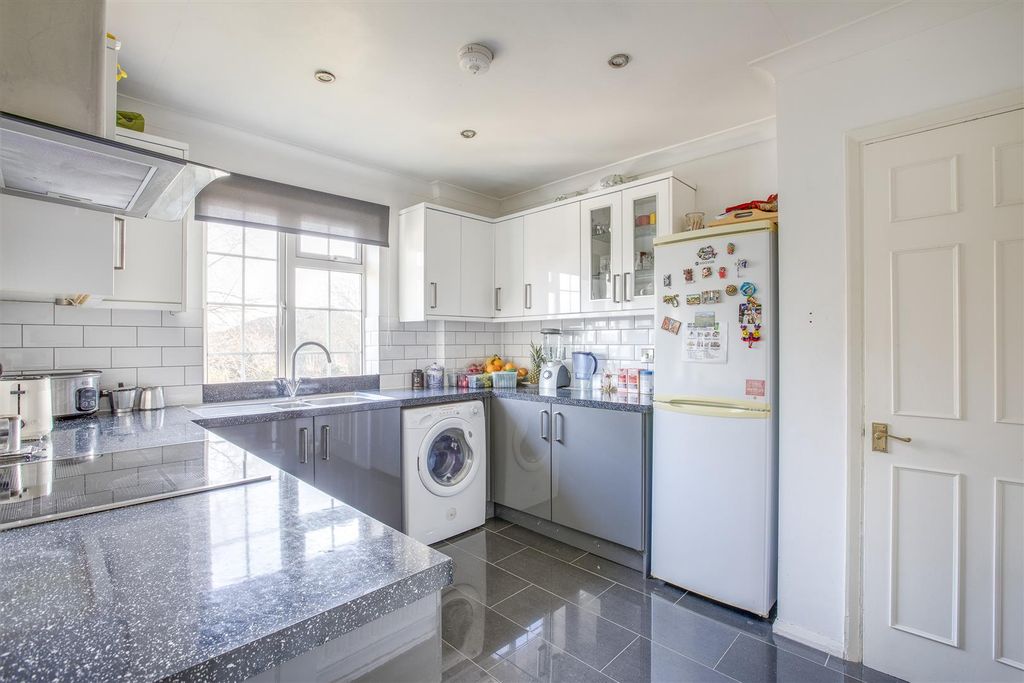 Property photo 2 of 10 60A Mandeville Road, Hp21 8Ag-7.Jpg