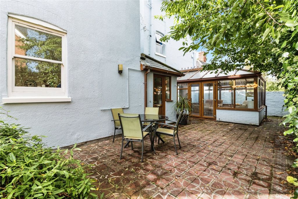 Property photo 3 of 18 Courtyard