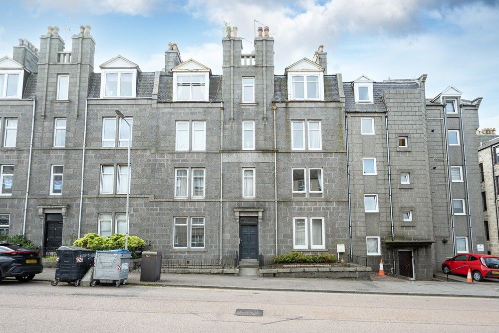 Property photo 1 of 12 4 Seaforth External