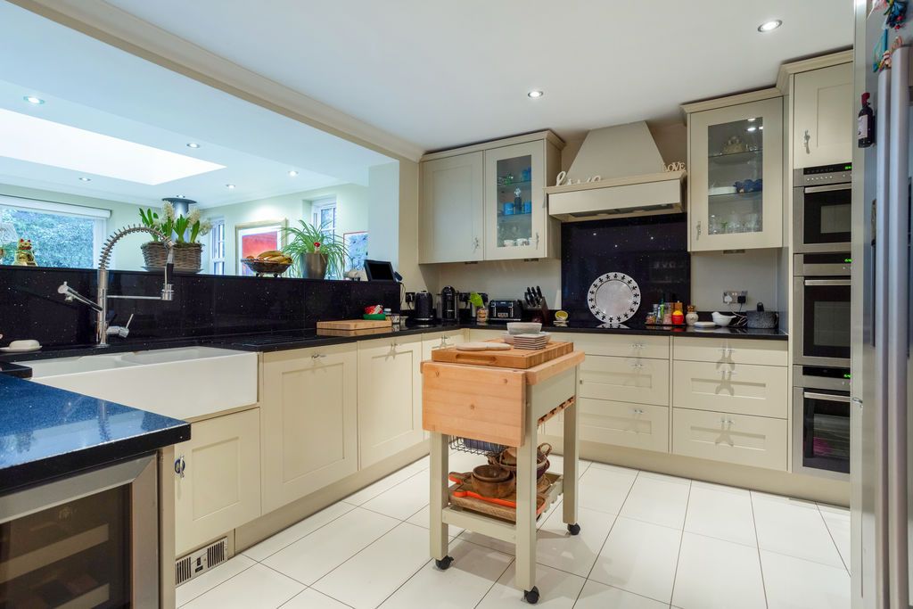 Property photo 2 of 19 Kitchen