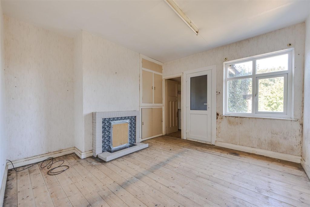 Property photo 3 of 10 Dining Room