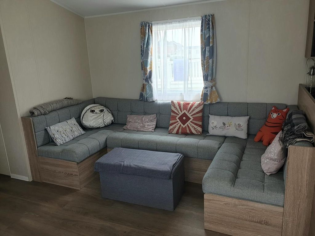 Property photo 3 of 21 Living Room