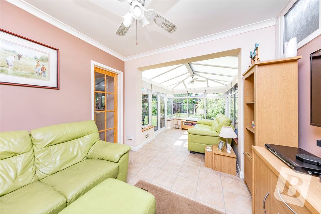 Property photo 2 of 18 Family/Conservatory