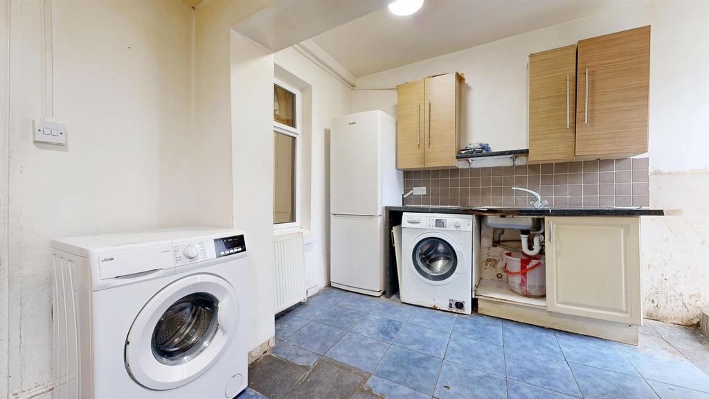 Property photo 2 of 9 House For Sale At Upton Park, E13, By Barrain Lond