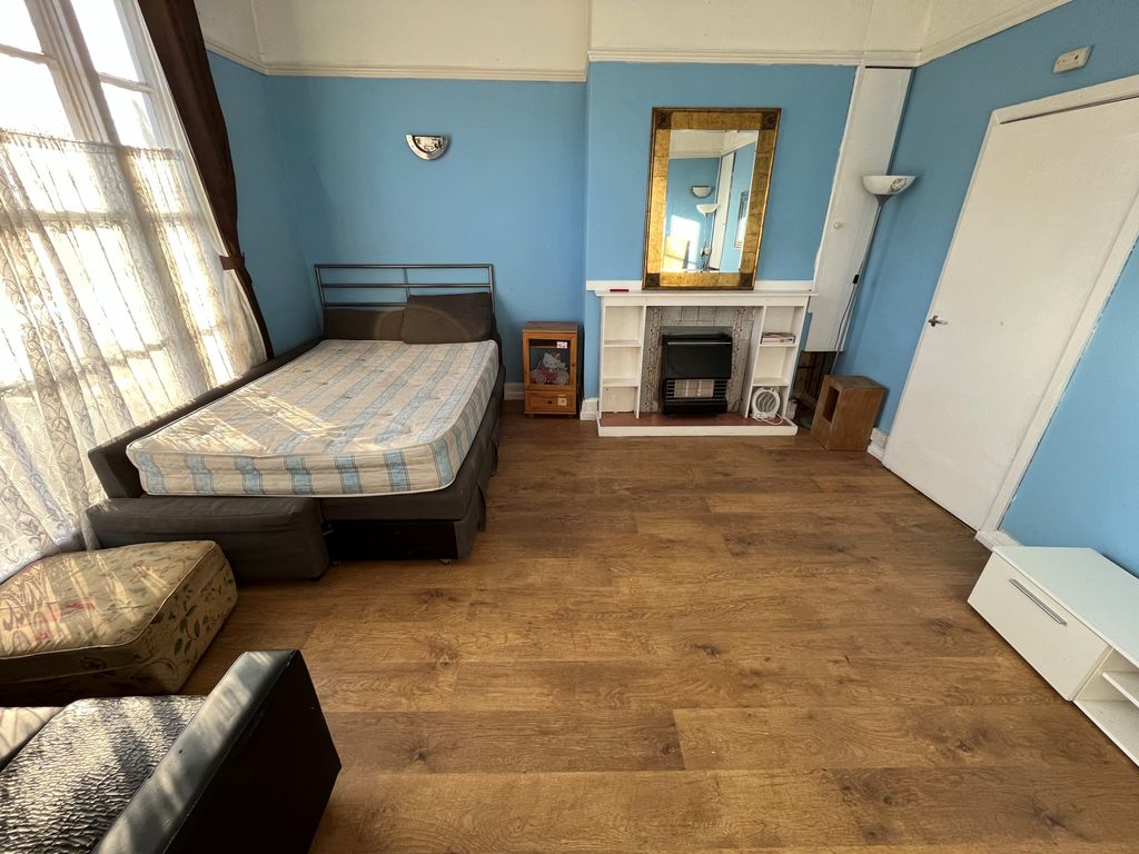 Property photo 2 of 10 Living Room