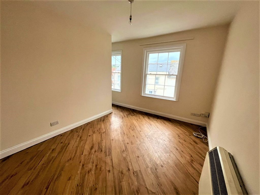 Property photo 3 of 7 Living Room
