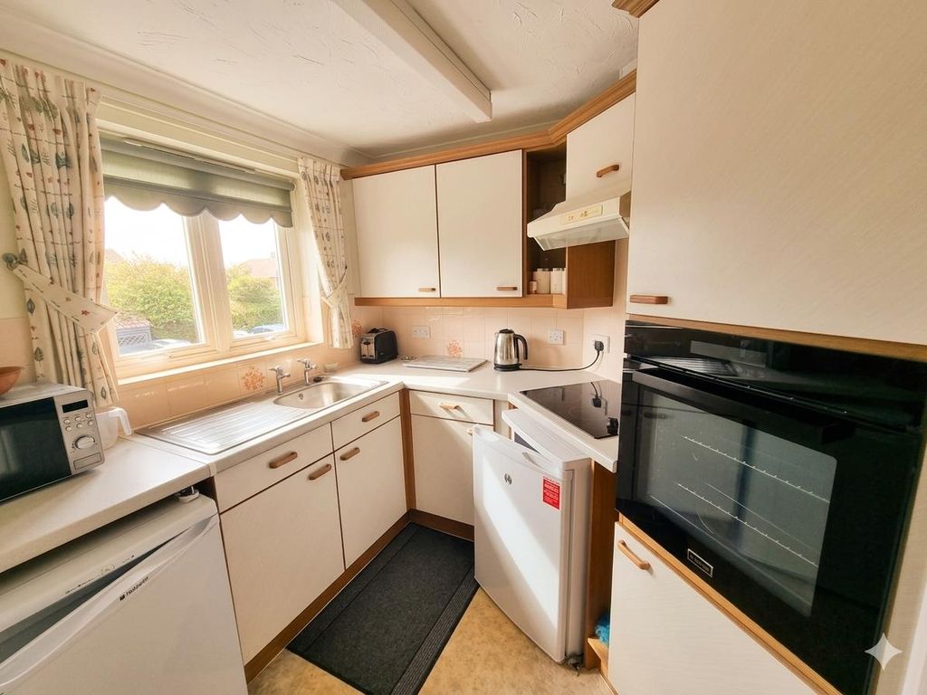 Property photo 3 of 12 Kitchen