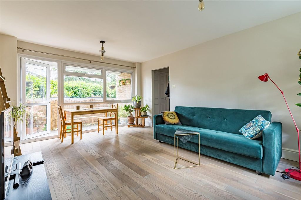 Property photo 3 of 16 9 Coniston Court (11).Jpg