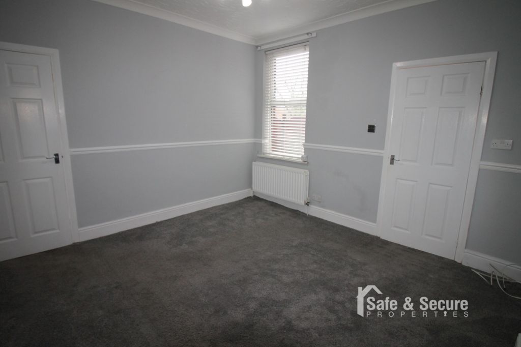 Property photo 2 of 11 Living Room (2)