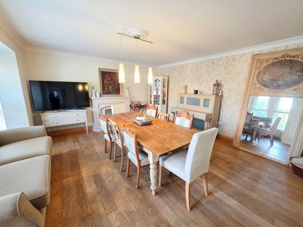 Property photo 3 of 32