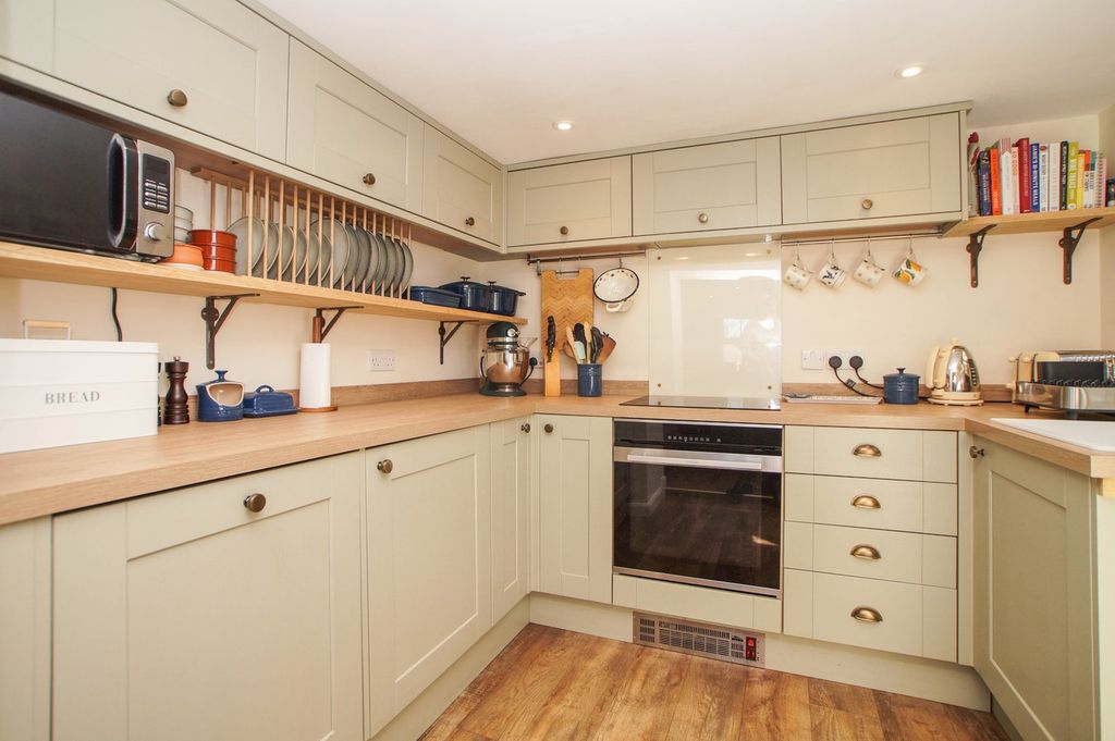 Property photo 3 of 18 Dining Kitchen