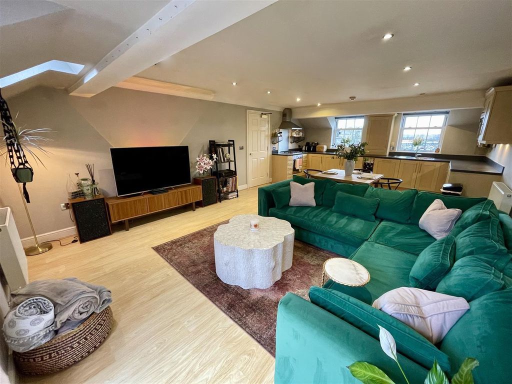 Property photo 2 of 13 Lounge