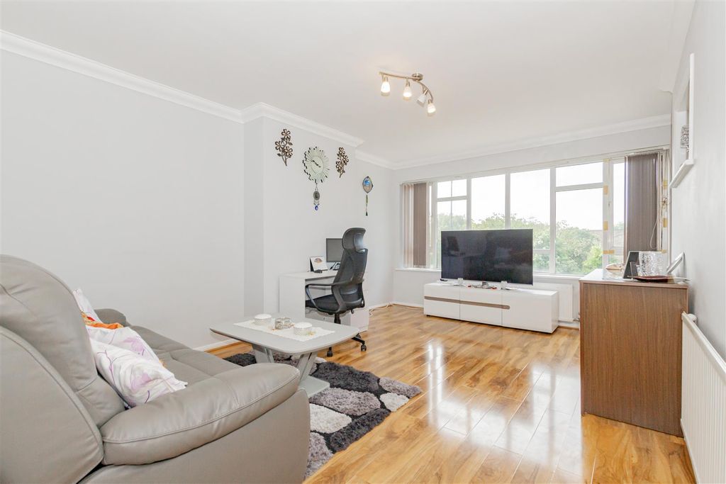 Property photo 2 of 12 Lounge