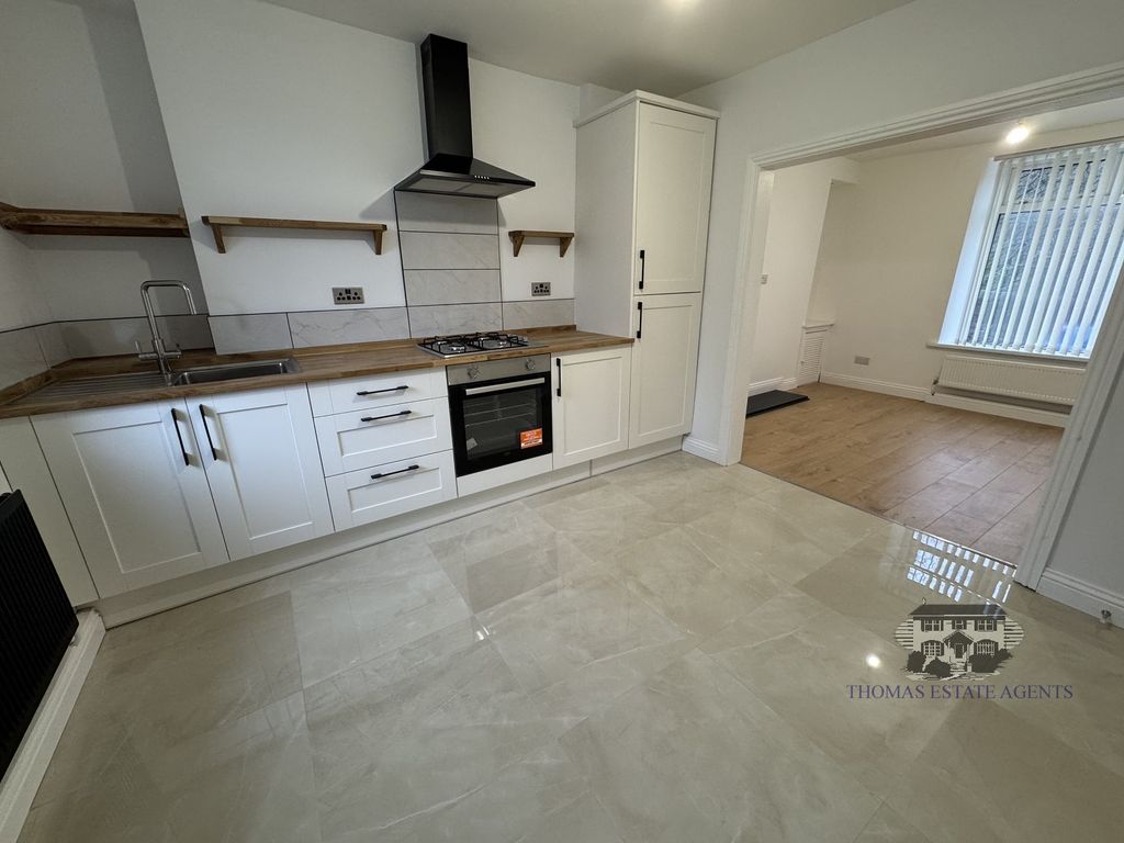 Property photo 3 of 11 Kitchen