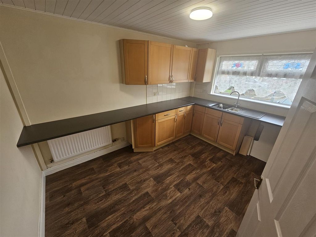 Property photo 3 of 17 Kitchen