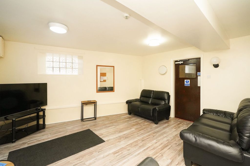 Property photo 3 of 21