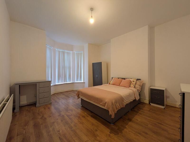 Property photo 2 of 9 Bright, Well-Presented Bedroom With A Bay Window, ...