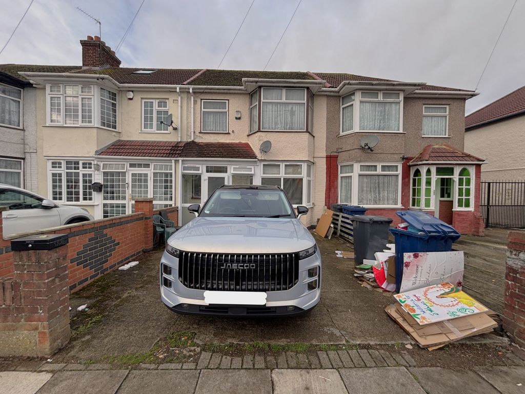 Property photo 1 of 18 3-Bed Terraced House With Driveway €“ Southall Ub1