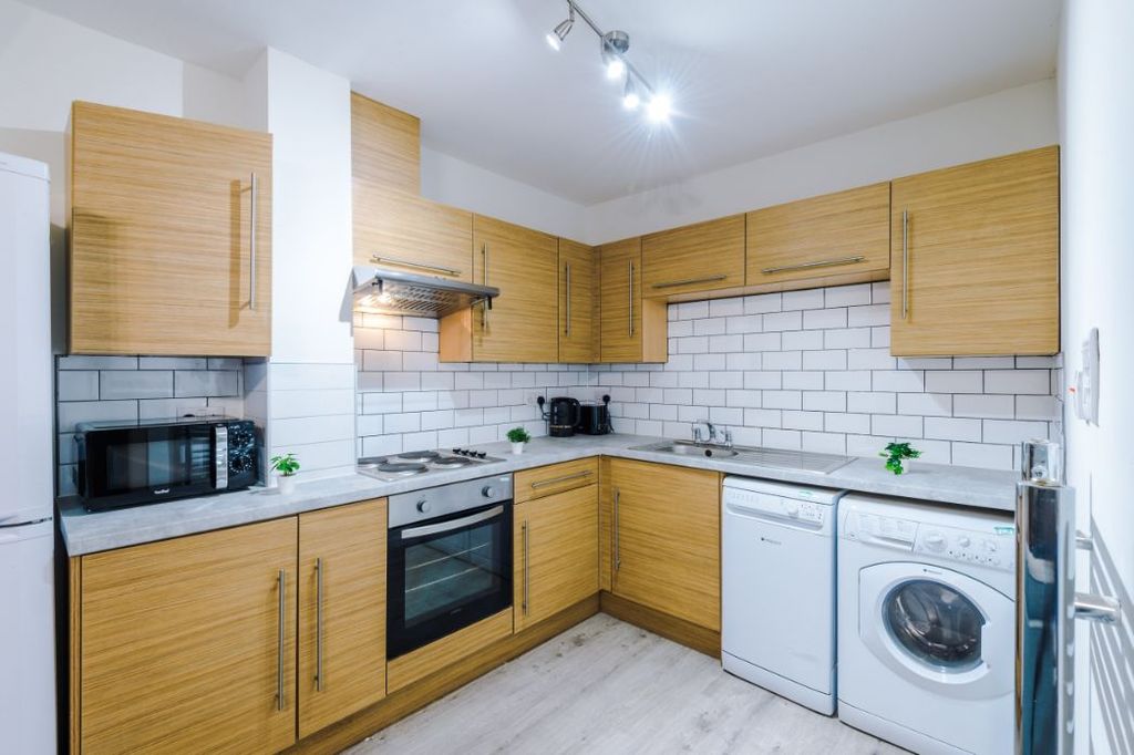 Property photo 2 of 12 5Mr - Kitchen