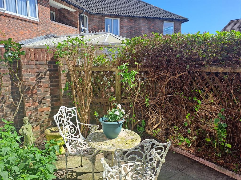 Property photo 2 of 11 Private 'courtyard' Style Garden