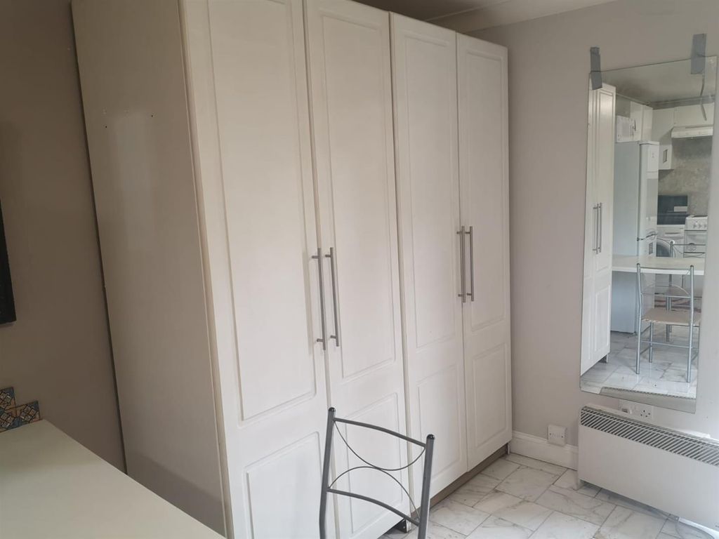 Property photo 3 of 6 Cupboards.Jpeg